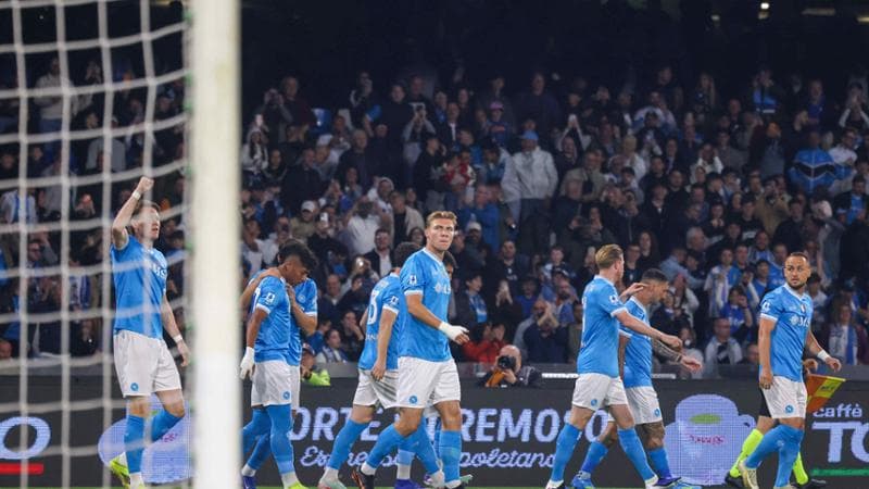 Il Napoli batte 4-0 la Cremonese e rinvia lo scudetto dell'Inter. Conte gela Lukaku