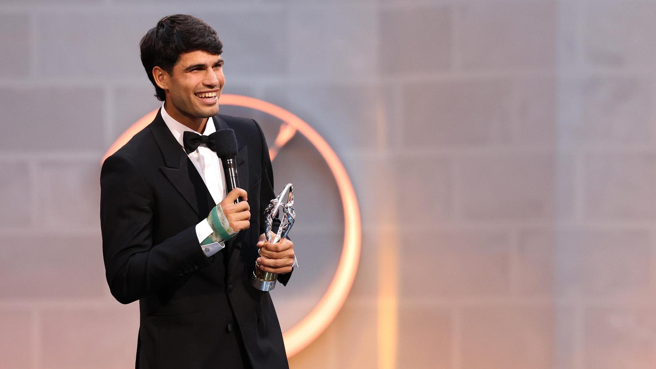 Il polso tormenta Alcaraz, addio Roma e Parigi: “Penso solo a guarire”