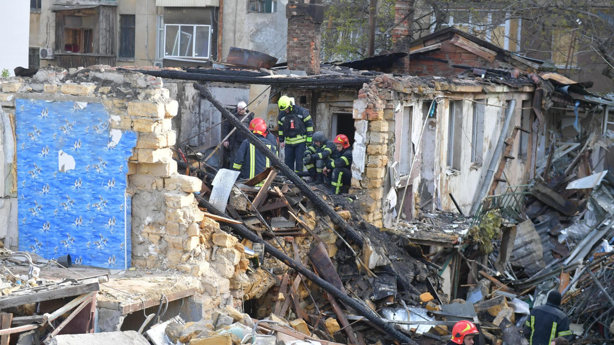 Russia commits atrocities: massive airstrikes murder twelve civilians