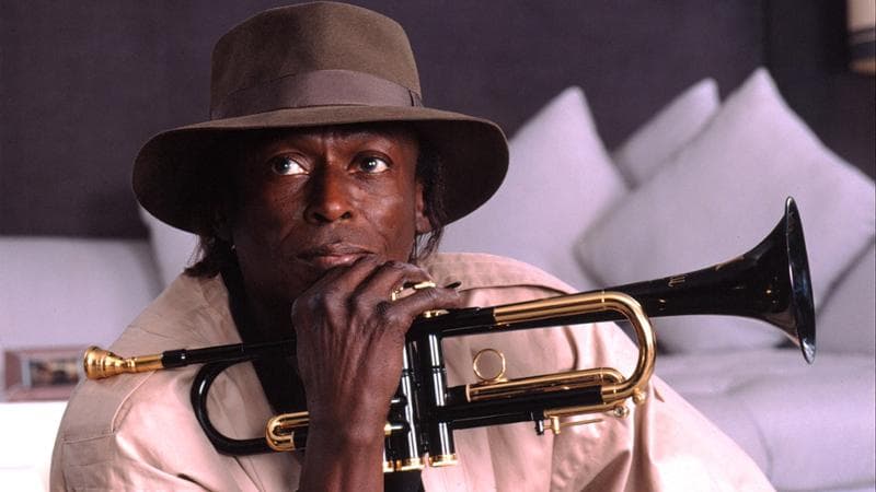 Miles Davis con la celebre tromba “Moon and Stars”, esposta a Pordenone (Anthony Barboza)
