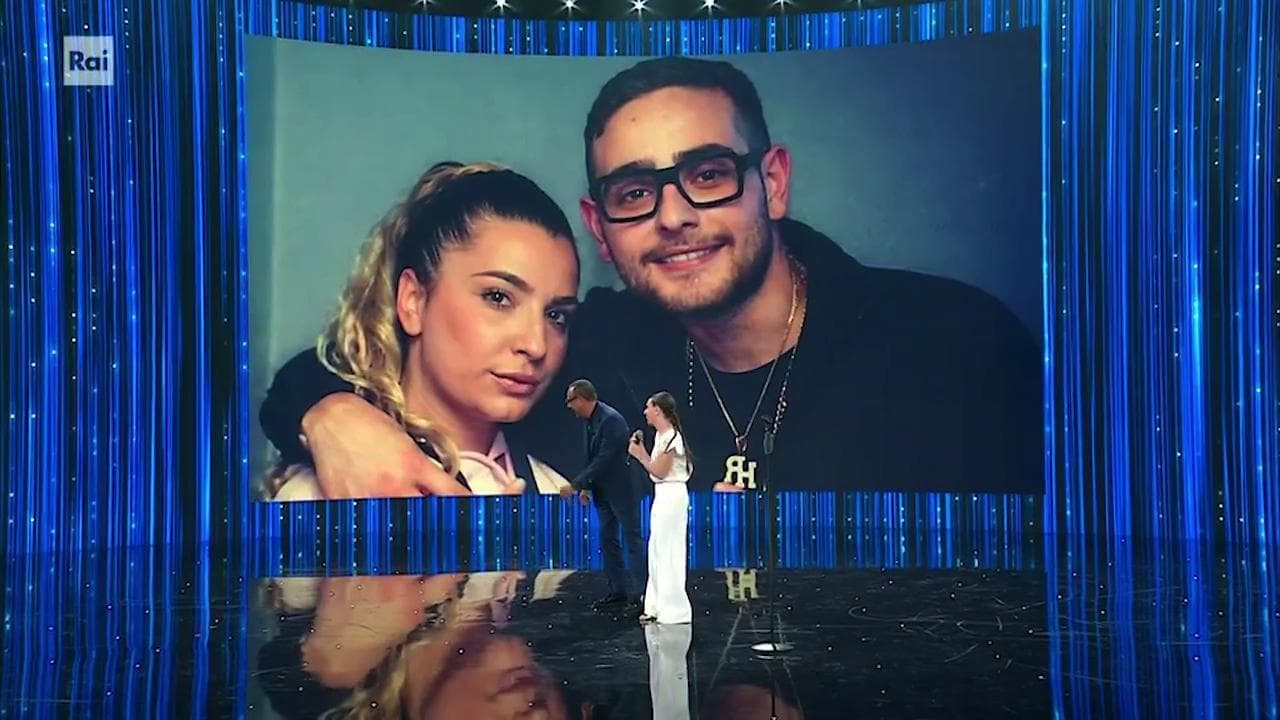 Dalla strada al palco vince la serata. Sorpresa per Priscilla: arriva l'amico di sempre Rocco Hunt