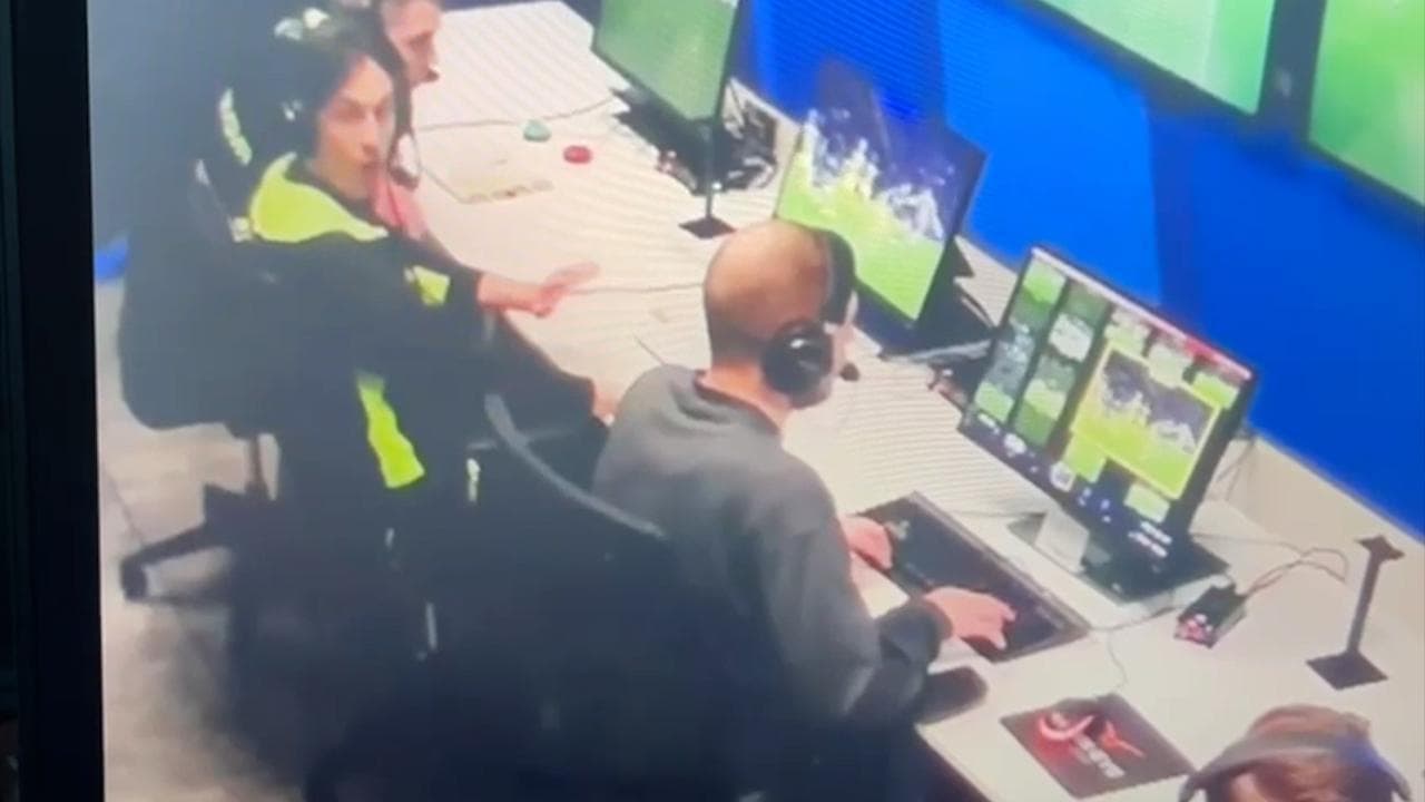 Arbitri, Rocchi indagato per frode sportiva. Il video della sala Var di Udinese-Parma: "È rigore?"