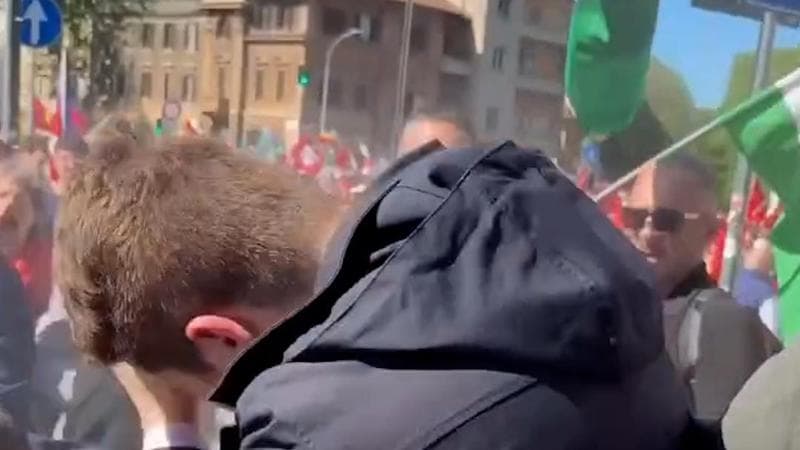 Bandiere dell'Ucraina strappate e spray al peperoncino contro gli attivisti: tensione nella Capitale | L'articolo