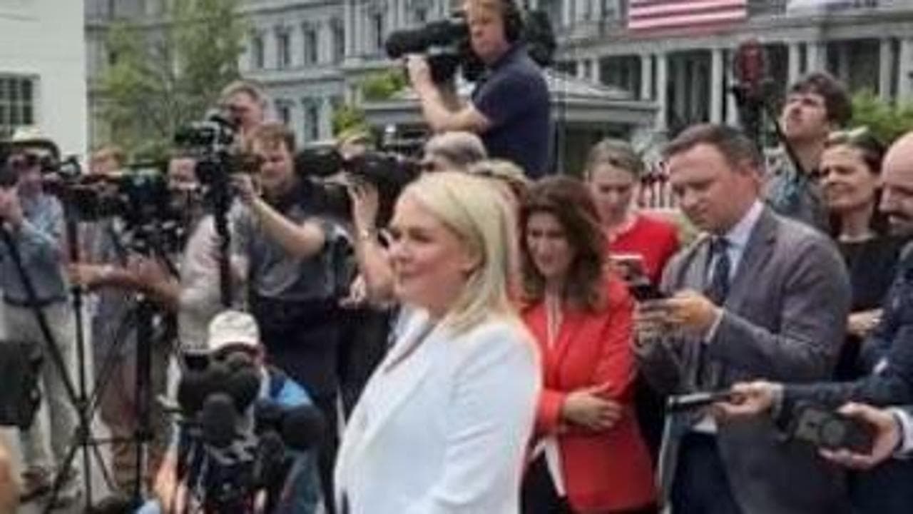 La portavoce di Trump va in maternità: "Tanto avete tutti il numero del presidente"