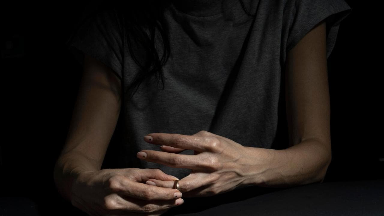 Noemi A.: “Ho scoperto che mio marito mi tradisce con delle escort. Credo dovrei lasciarlo”