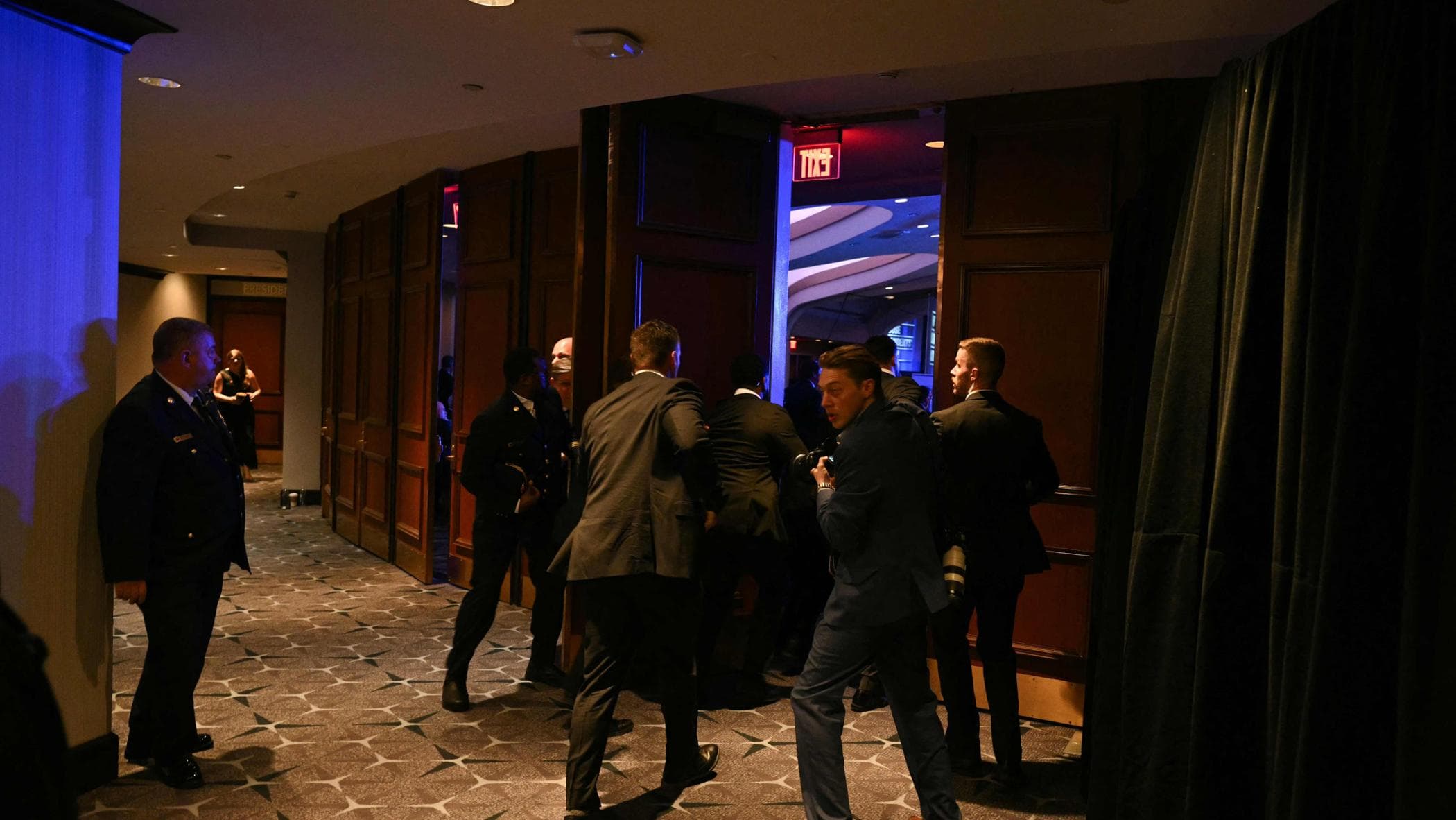 Allarme alla cena con i giornalisti: Trump portato via