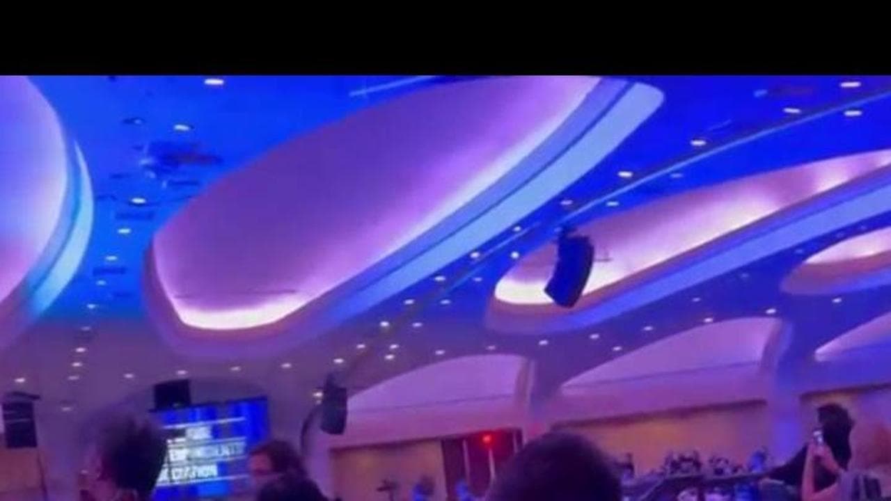 Spari alla cena con Trump, i giornalisti si riparano dietro ai tavoli