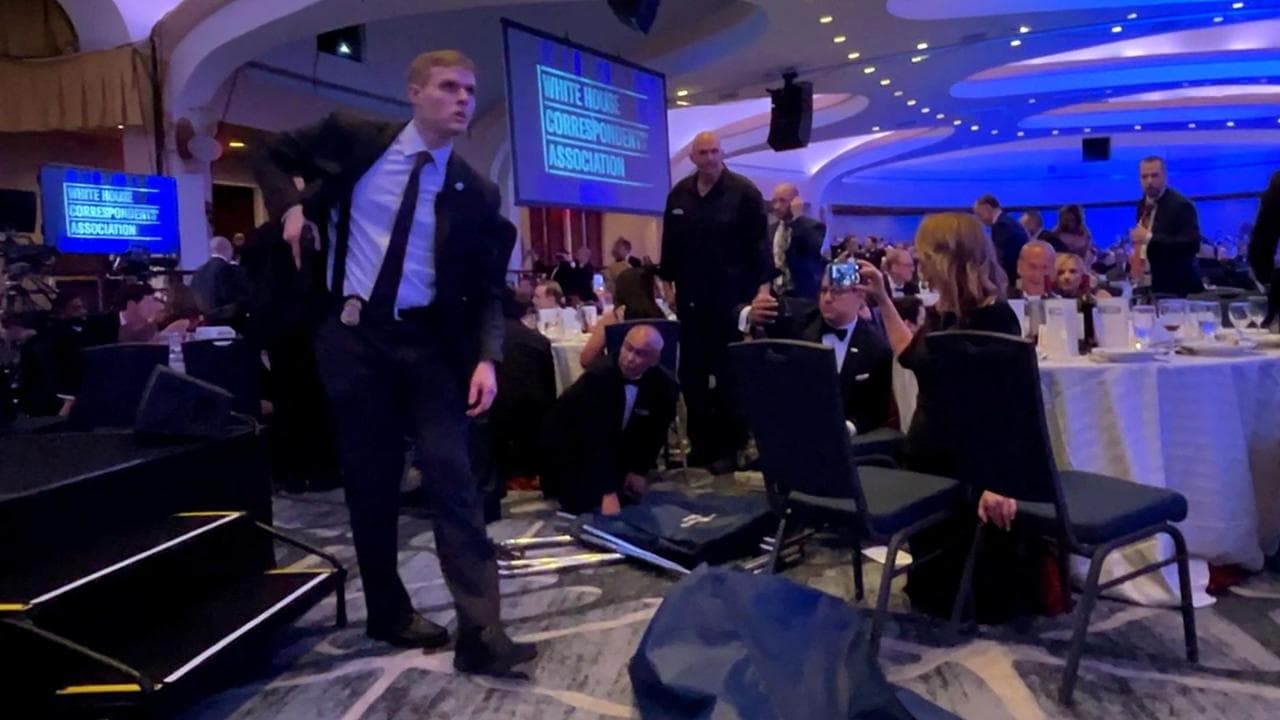 Al tavolo 219 della cena di Trump con i giornalisti, cento metri dall’attentatore: i colpi d'arma da fuoco, poi tutti a terra