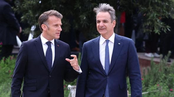 Macron spinge sugli eurobond, asse con la Grecia contro i falchi