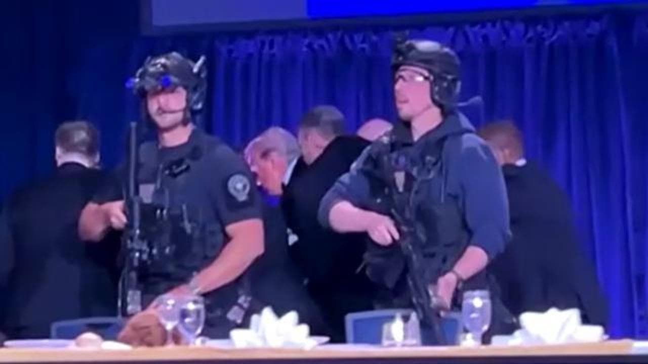 Washington, spari alla cena di Trump con i giornalisti: il presidente portato via dalla sicurezza