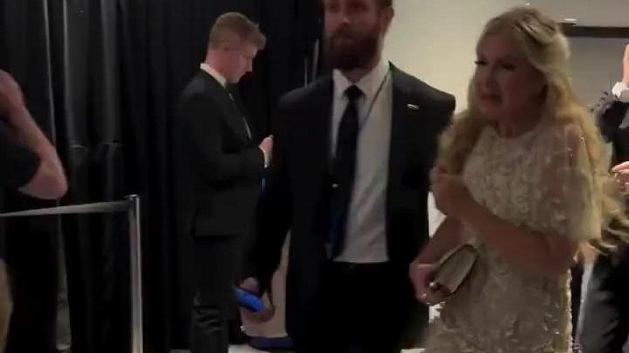 Spari alla cena di Trump con i corrispondenti, Erika Kirk portata via in lacrime dopo l'attacco