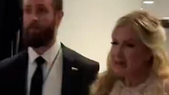 Erika Kirk, vedova di Charlie, in lacrime dopo l'attacco