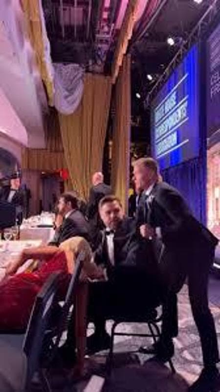 Il momento in cui Vance viene trascinato fuori dalla sala, prima di Donald