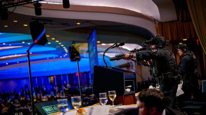 Al tavolo 219 della cena con Trump, cento metri dall’attentatore: gli spari, poi tutti a terra_GettyImages-2272612984 (1)