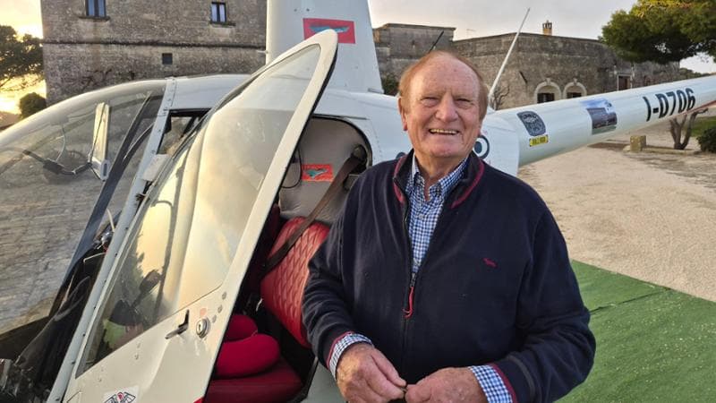 Vincenzo Motolese con il suo elicottero nella masseria di famiglia