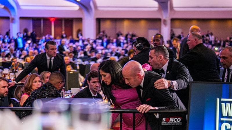 Al tavolo 219 della cena con Trump, cento metri dall’attentatore: gli spari, poi tutti a terra_GettyImages-2272612809