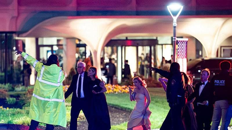 Al tavolo 219 della cena con Trump, cento metri dall’attentatore: gli spari, poi tutti a terra_GettyImages-2272621143