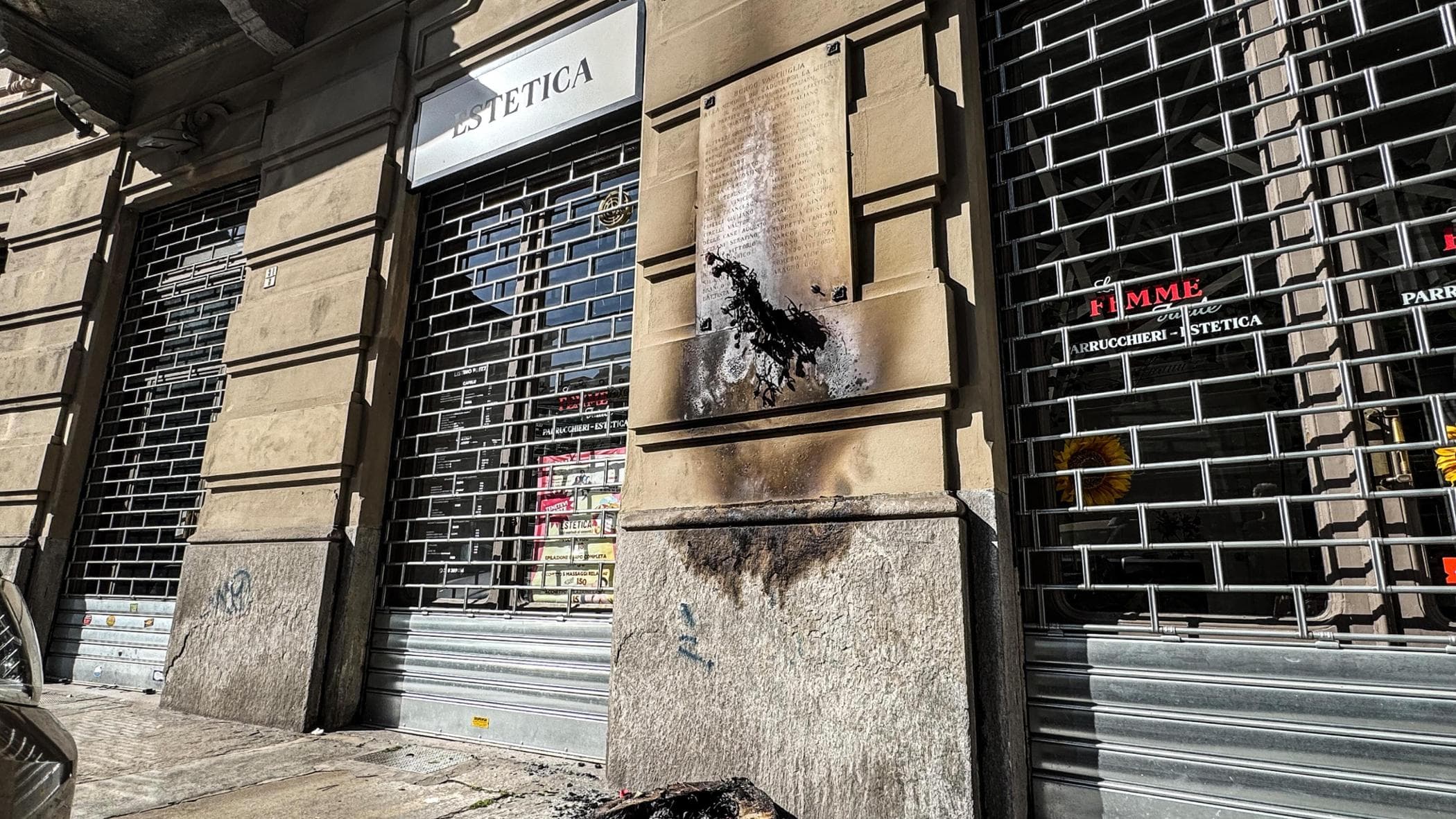 25 aprile, svastiche sulle sedi Anpi e bruciata una targa partigiana: “Sfregio alla Memoria”