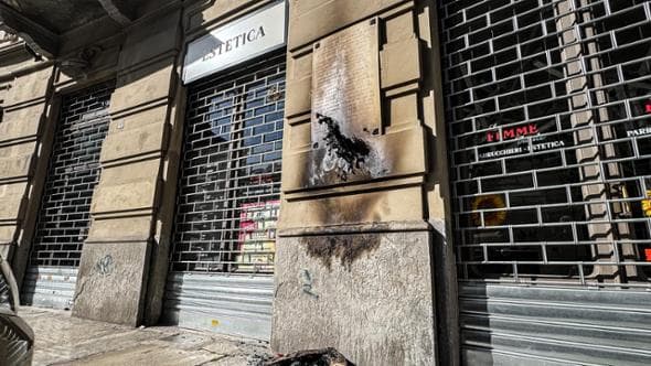 25 aprile, svastiche sulle sedi dei partigiani e una targa bruciata: “Sfregi alla Memoria”