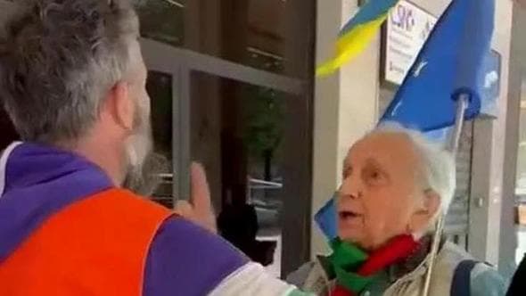 Renzi: “Figlio del totalitarismo chi ha cacciato il militante di Iv con la bandiera di Kiev”