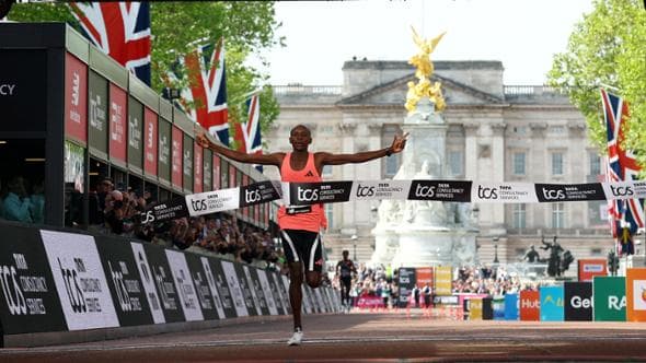 Sawe nella storia: è il primo uomo a correre la maratona in meno di due ore