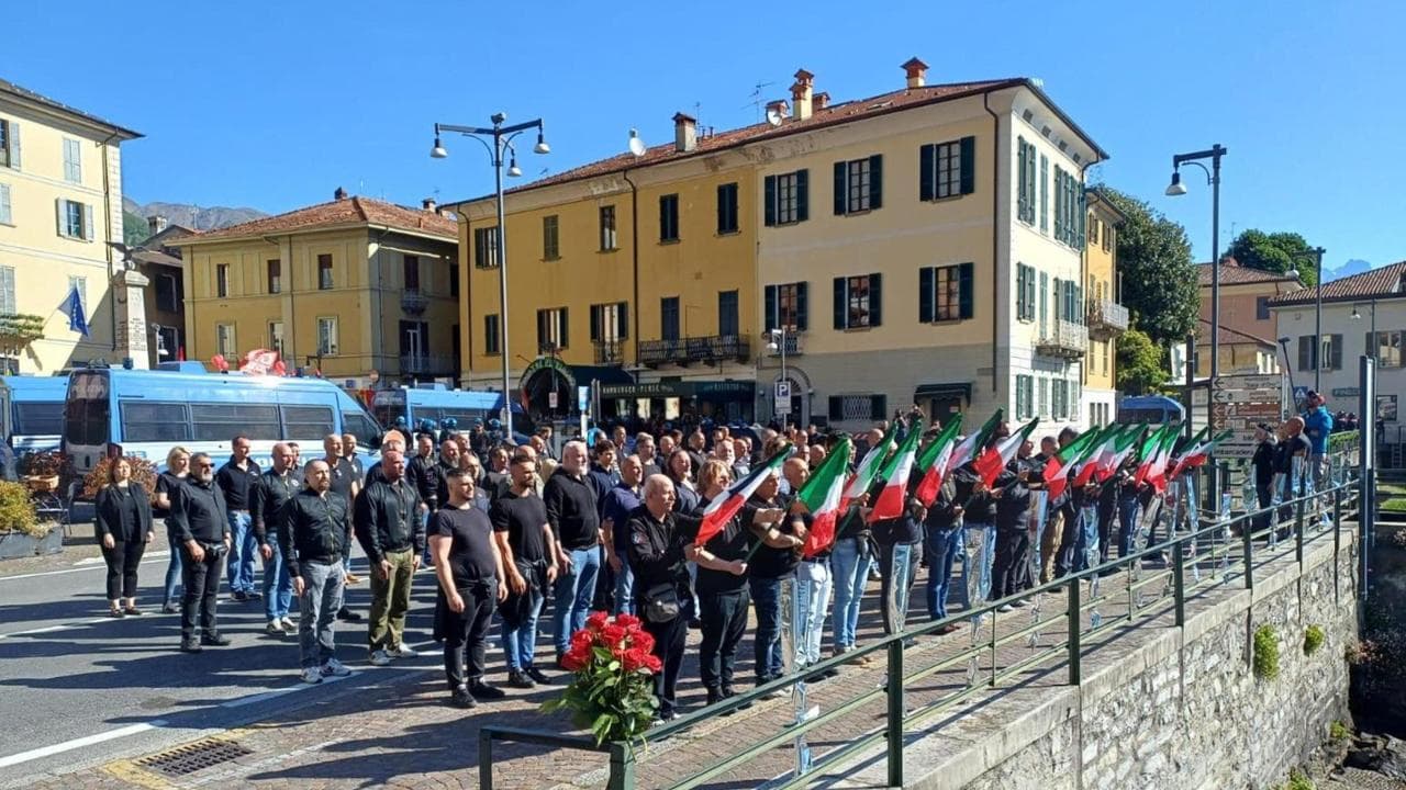 Saluti romani alla commemorazione dei gerarchi di Mussolini a Dongo, gli antifascisti protestano e lanciano gavettoni di sterco | Il commento Il rito del liberi tutti