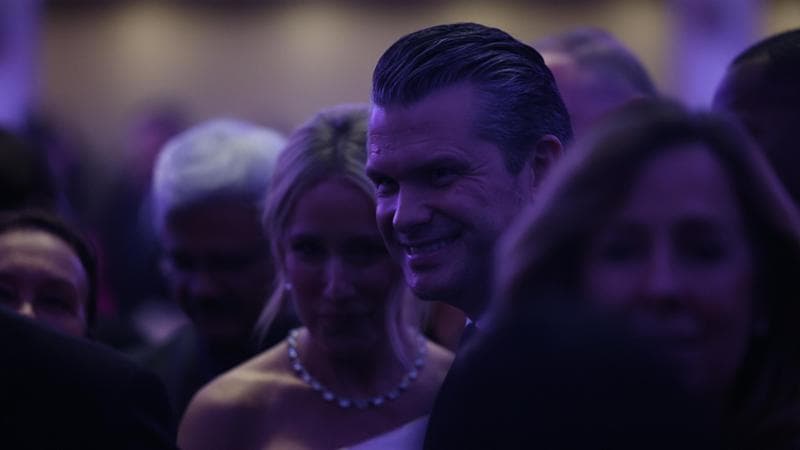 Anteprima: Lo strano sorriso di Hegseth e la “profezia” sui colpi: vola la teoria del complotto