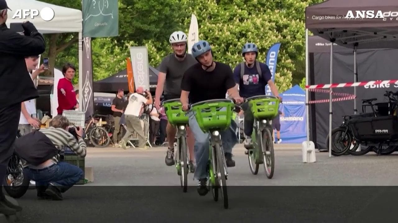 Parigi, gara tra ciclisti in sella a biciclette condivise
