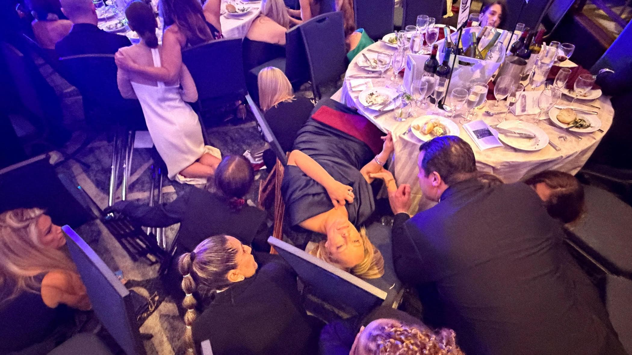 Alla cena con Trump: gli spari, la paura e la fuga. “Attentato al presidente”