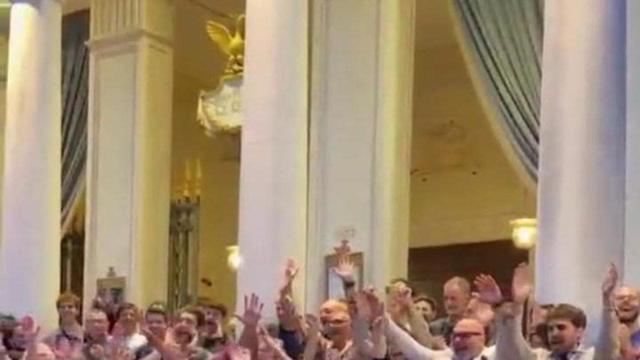 La Fenice, gli orchestrali escono dal teatro tra gli applausi dei veneziani