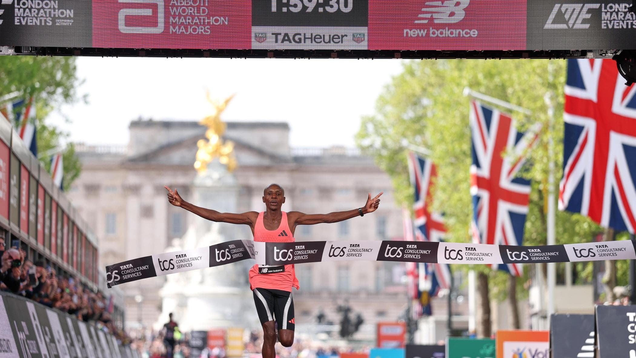 Sawe di corsa nella storia. Una maratona mai vista, crolla il muro delle due ore