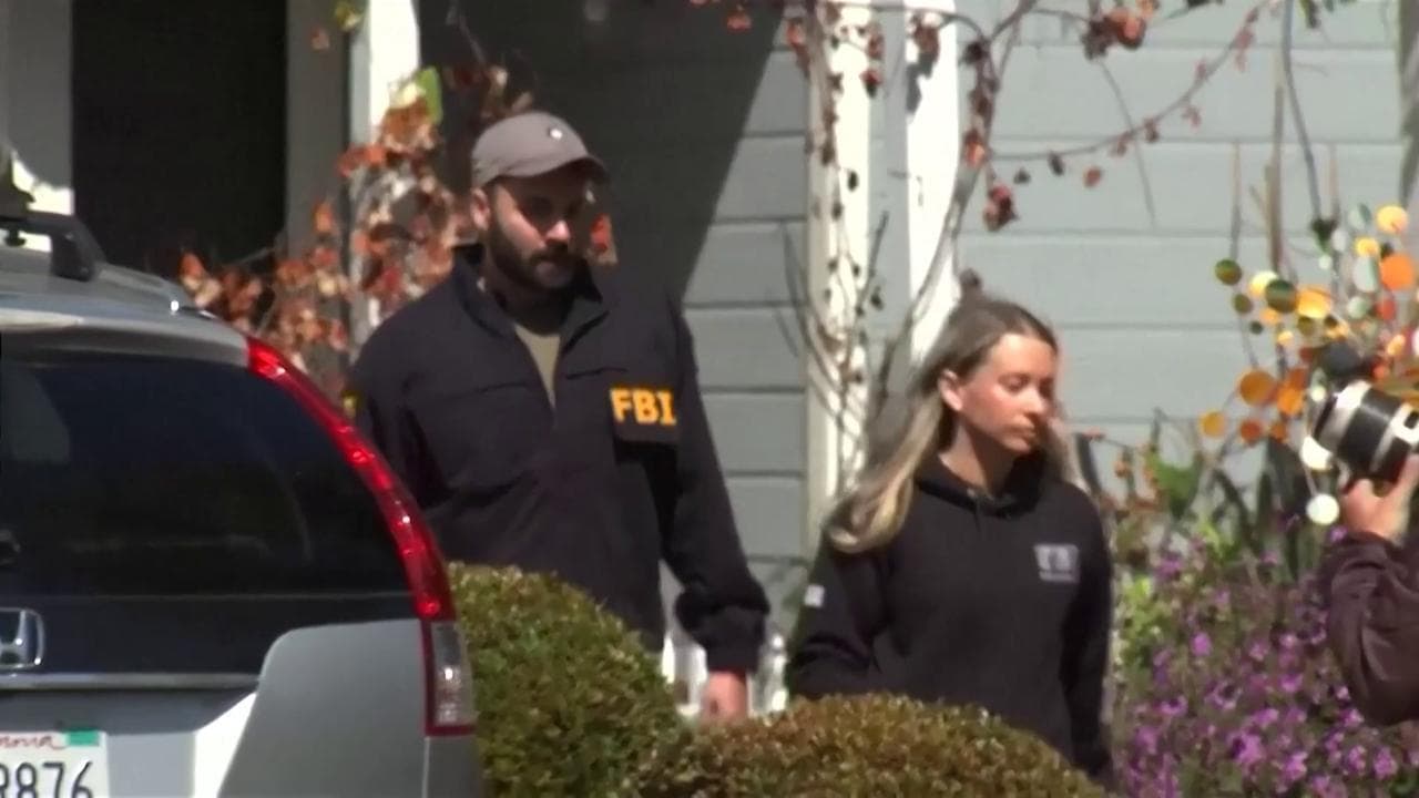 Spari durante la cena con Trump, gli agenti dell'Fbi a casa del presunto attentatore in California