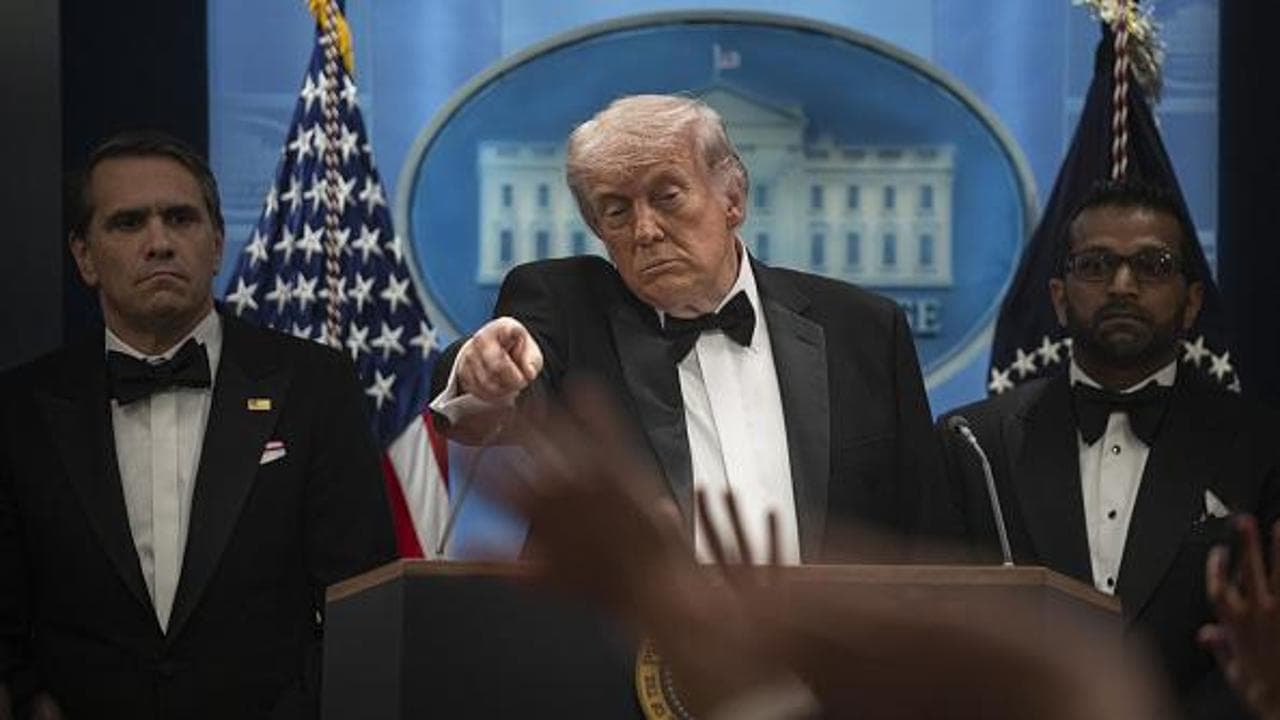 L’accusa di Trump: “Il mio aggressore ispirato dai No Kings”. Poi si scaglia contro una giornalista: “Non sono né un pedofilo né uno stupratore, vergognati”