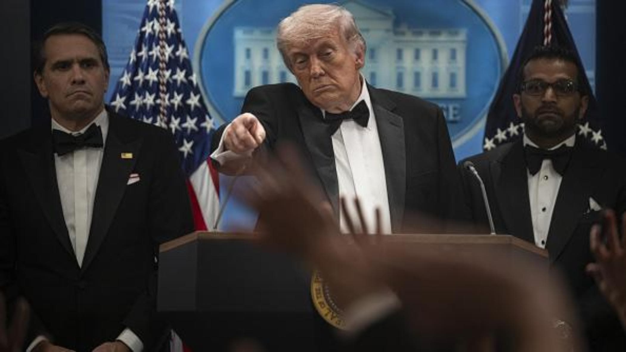 Trump attacca dopo lo spavento: “Aggressore ispirato dai No Kings”. E si scaglia contro una giornalista