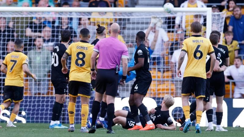 La parata di Kinsky sulla punizione di Joao Gomes