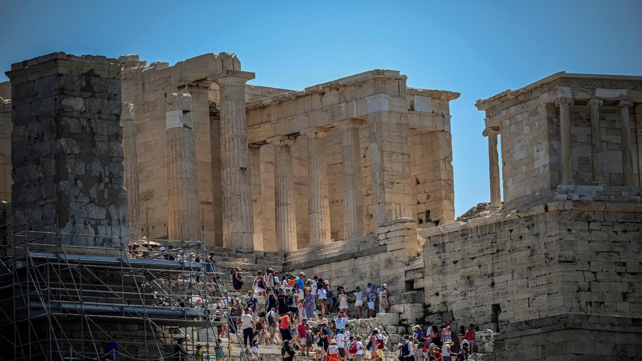 L’allarme del sindaco di Atene: “La città sta diventando un gigantesco albergo”