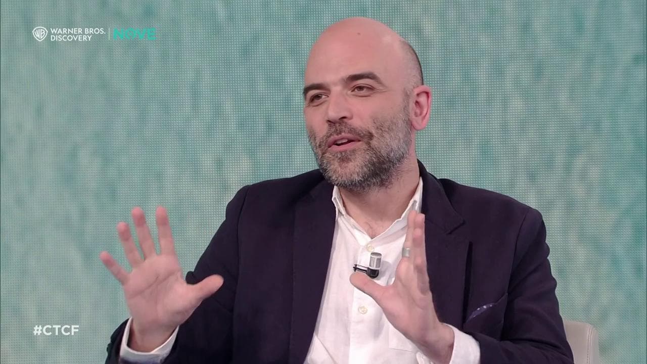 Saviano ride su Salvini: "Vuole querelarmi di nuovo, ma non può farlo per legge che ha voluto lui"