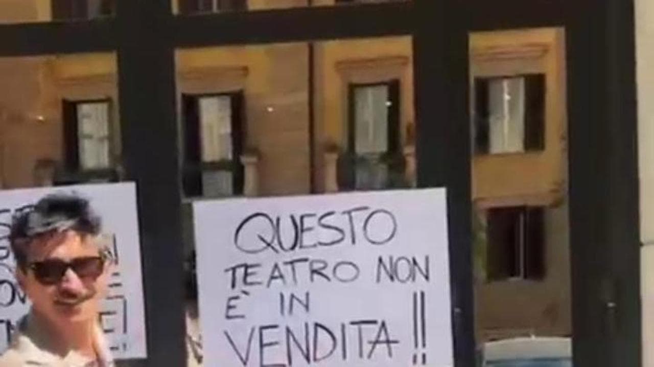 Roma, Fiorello e Biggio trasmettono davanti al Teatro delle Vittorie: "Non è in vendita!!"