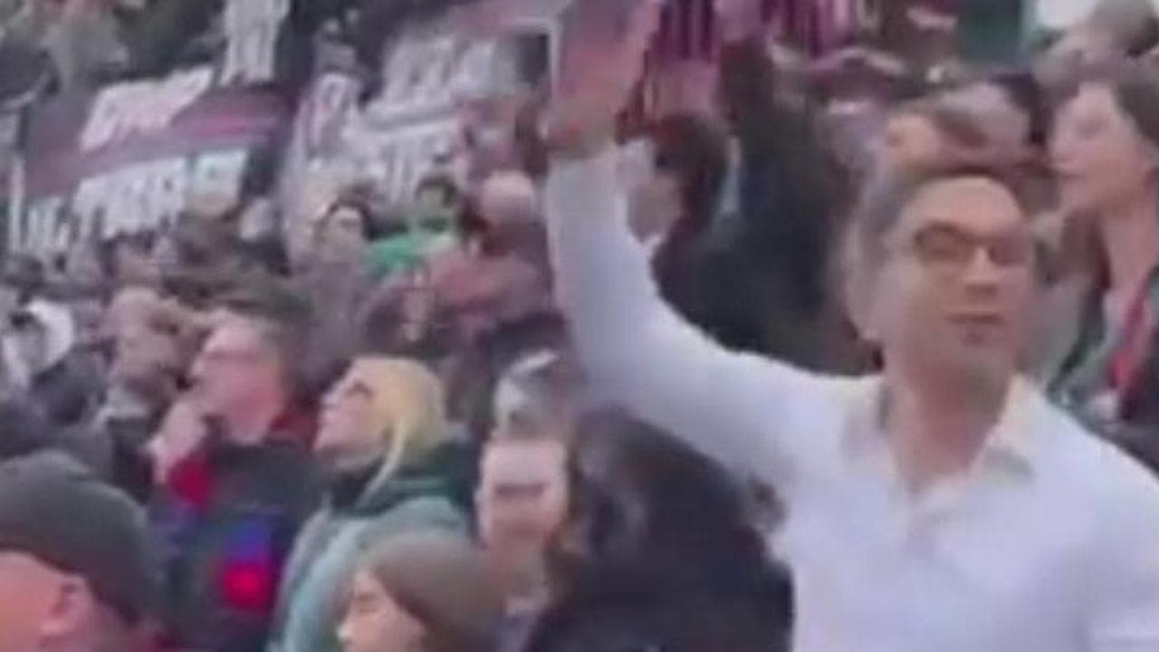 Il capogruppo FdI di Catania canta cori contro le forze dell'ordine allo stadio