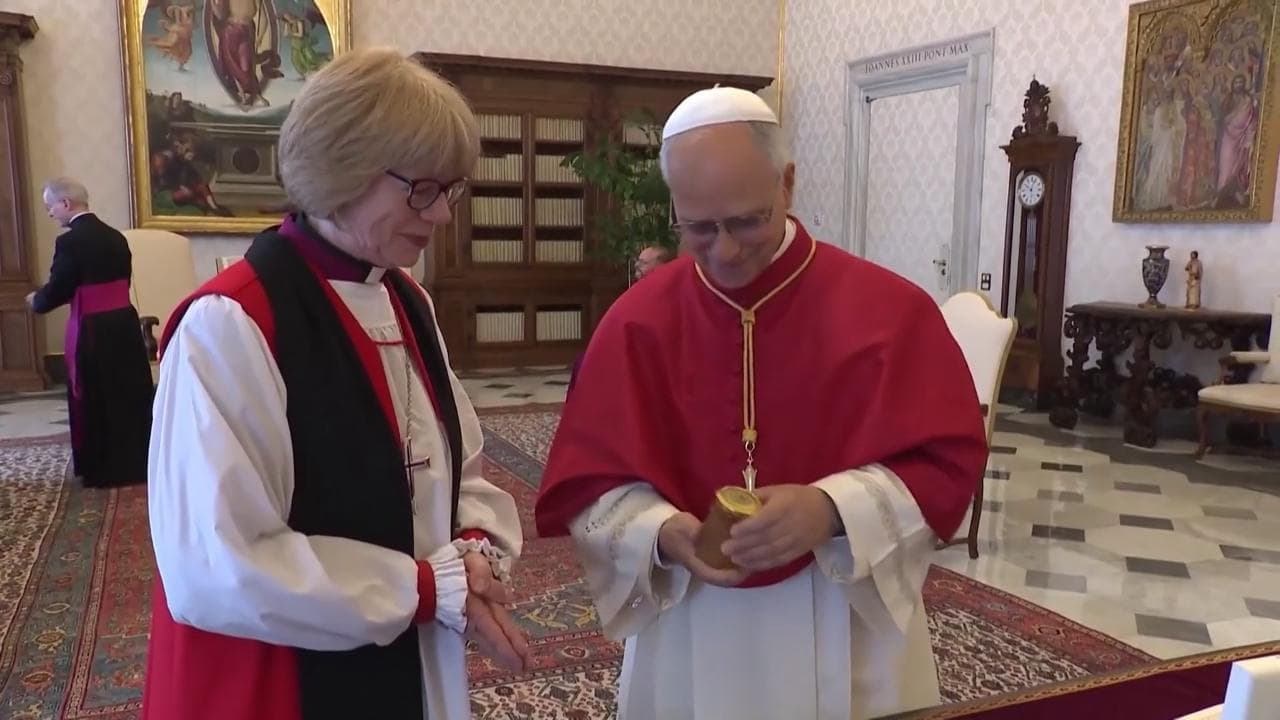 Papa Leone riceve la nuova arcivescova di Canterbury Mullally. E tra i regali un vasetto di miele
