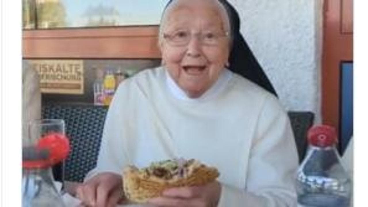 Germania, il primo kebab di suor Irmingard a 92 anni: "Sono entusiasta!"