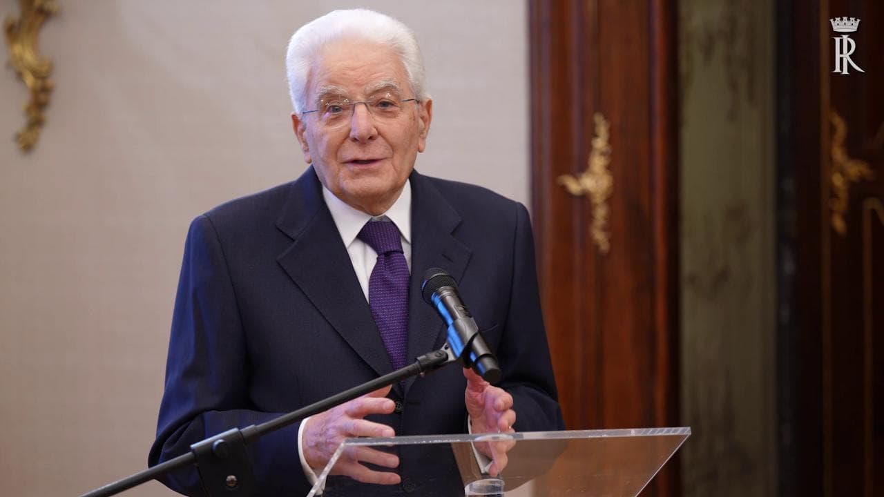Mattarella ricorda don Lorenzo Milani: "Chi mira in alto fa la differenza"