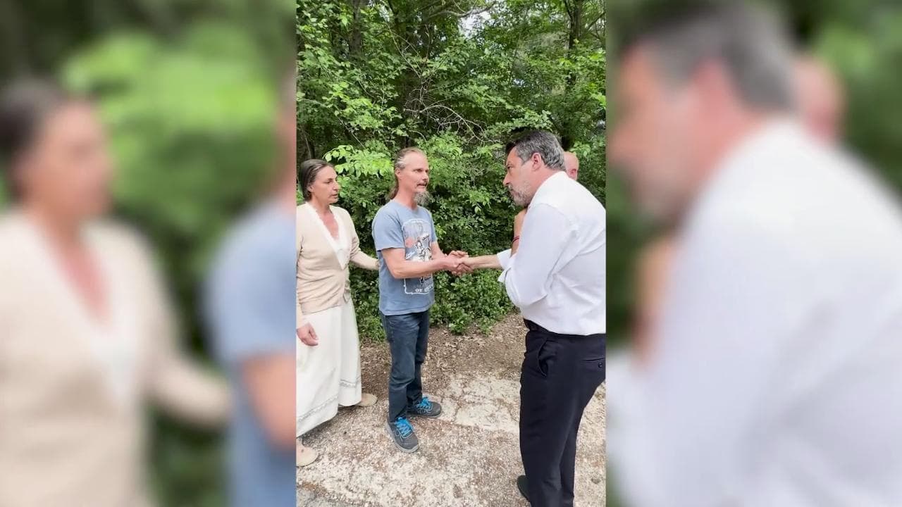 Salvini incontra i coniugi della "famiglia nel bosco": "Per i bimbi più socialità qui che a Milano"
