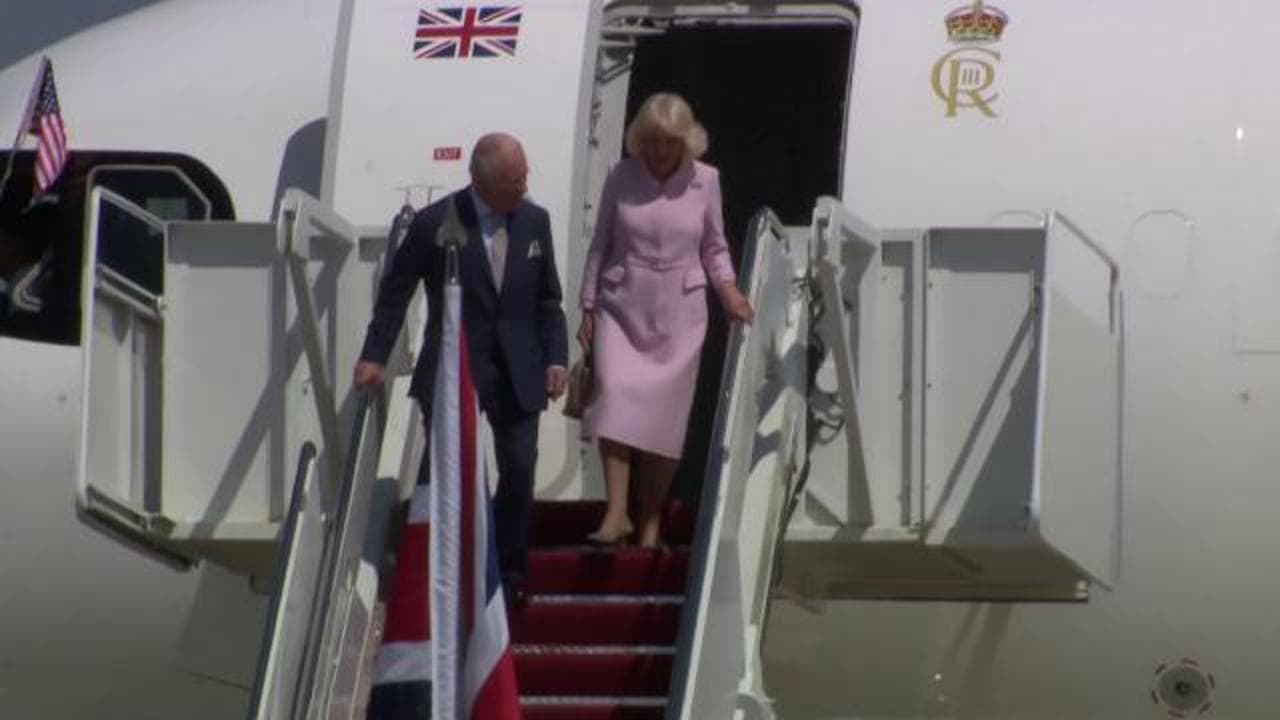 L'arrivo dei reali negli Usa, gaffe di Camilla: se ne va senza aspettare l'inno e Carlo la richiama