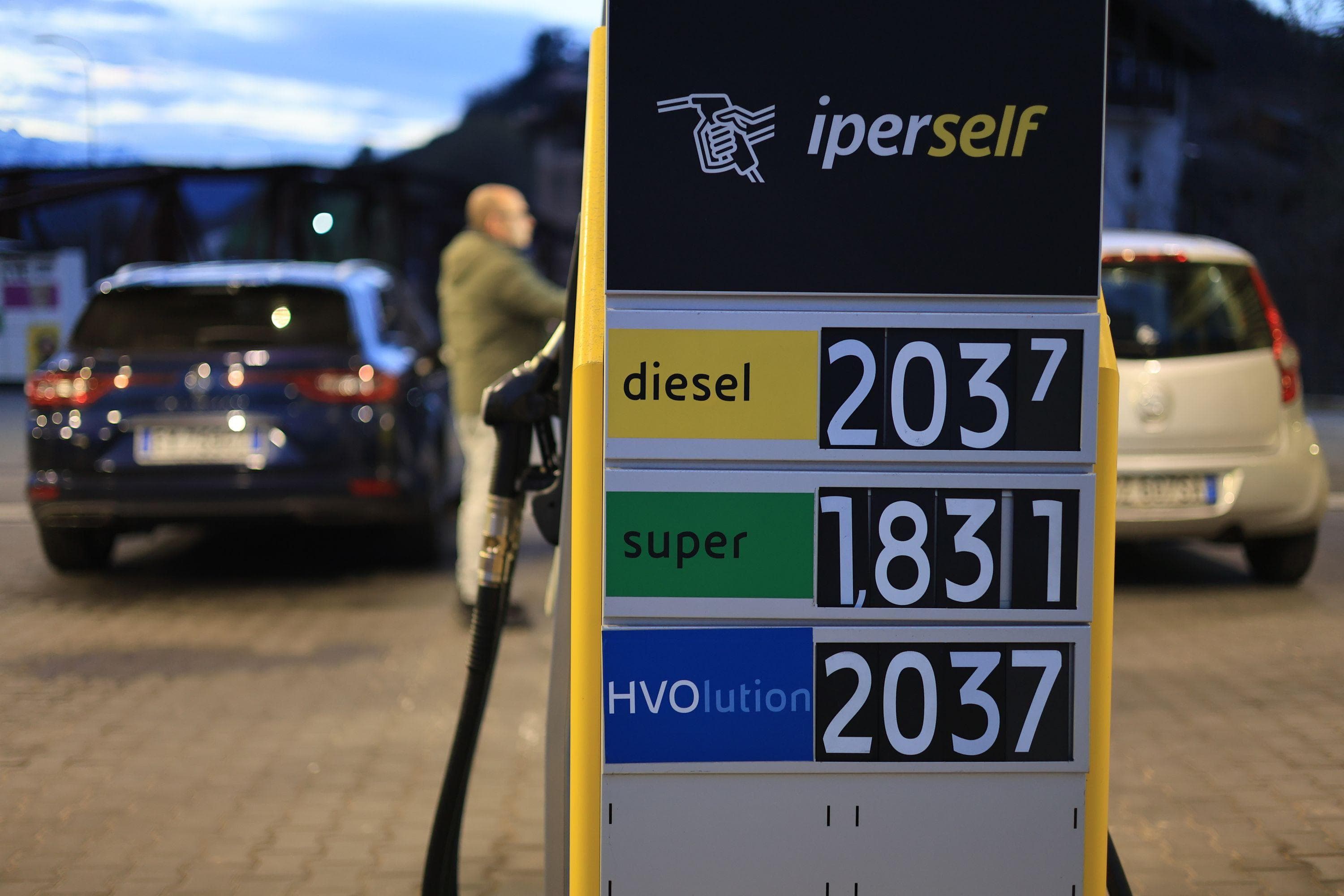 Carburanti, l’idea dello sconto sulle accise solo per i redditi bassi. Ma è caccia alle coperture