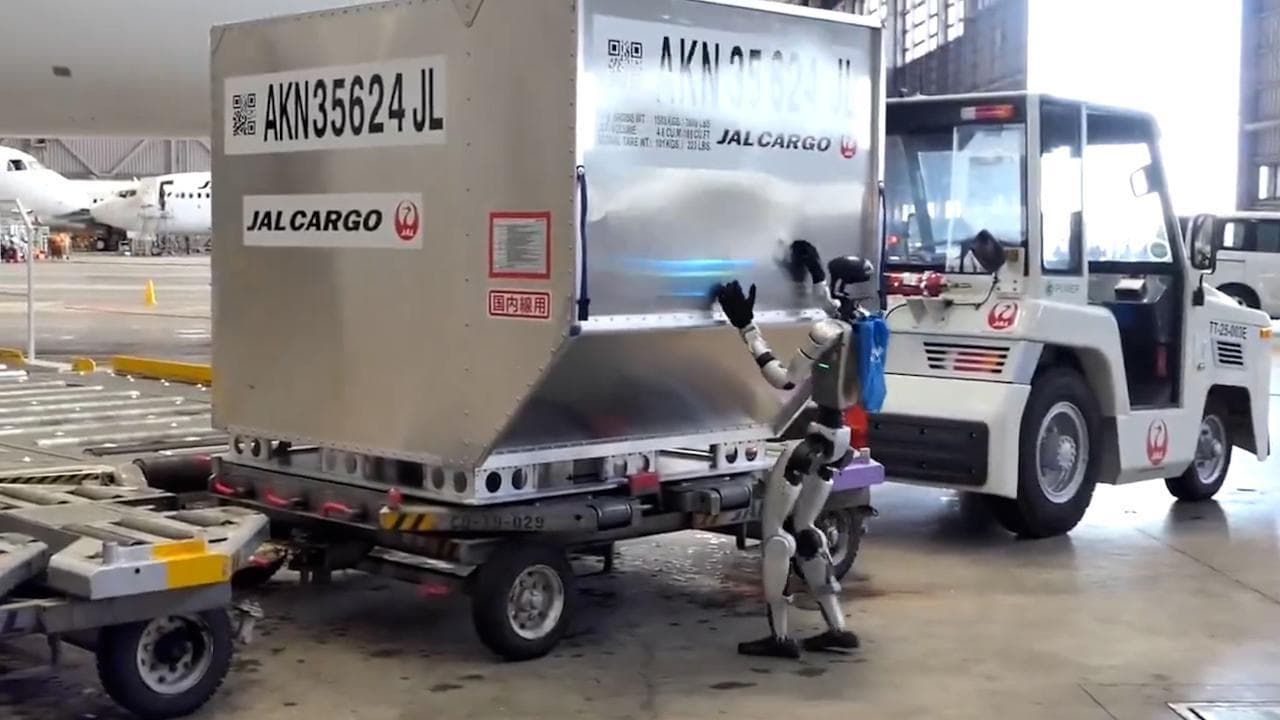 Tokyo: all'aeroporto i primi test dei robot al carico dei bagagli sulla pista