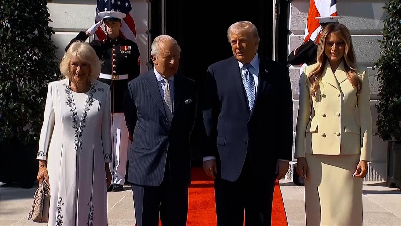 Carlo e Camilla all'arrivo alla Casa Bianca accolti da Melania e Donald Trump