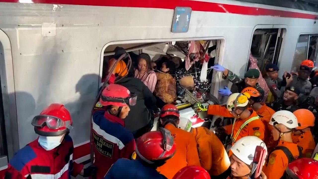 Indonesia: scontro tra treni a Giacarta, i primi soccorsi tra le lamiere dei vagoni