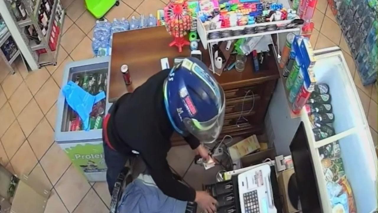 Rapinatore con casco e martello arrestato dalla polizia a Sassari: il video