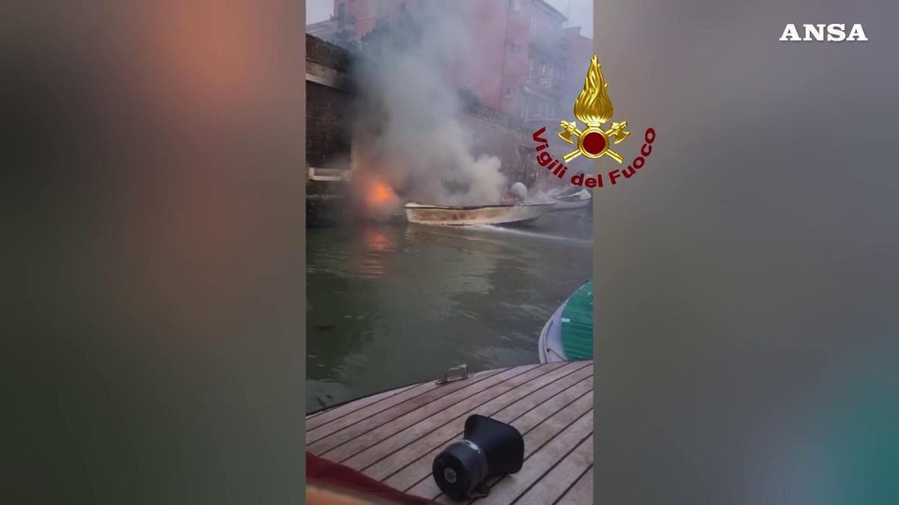 Barca a fuoco in centro a Venezia, ferita una persona